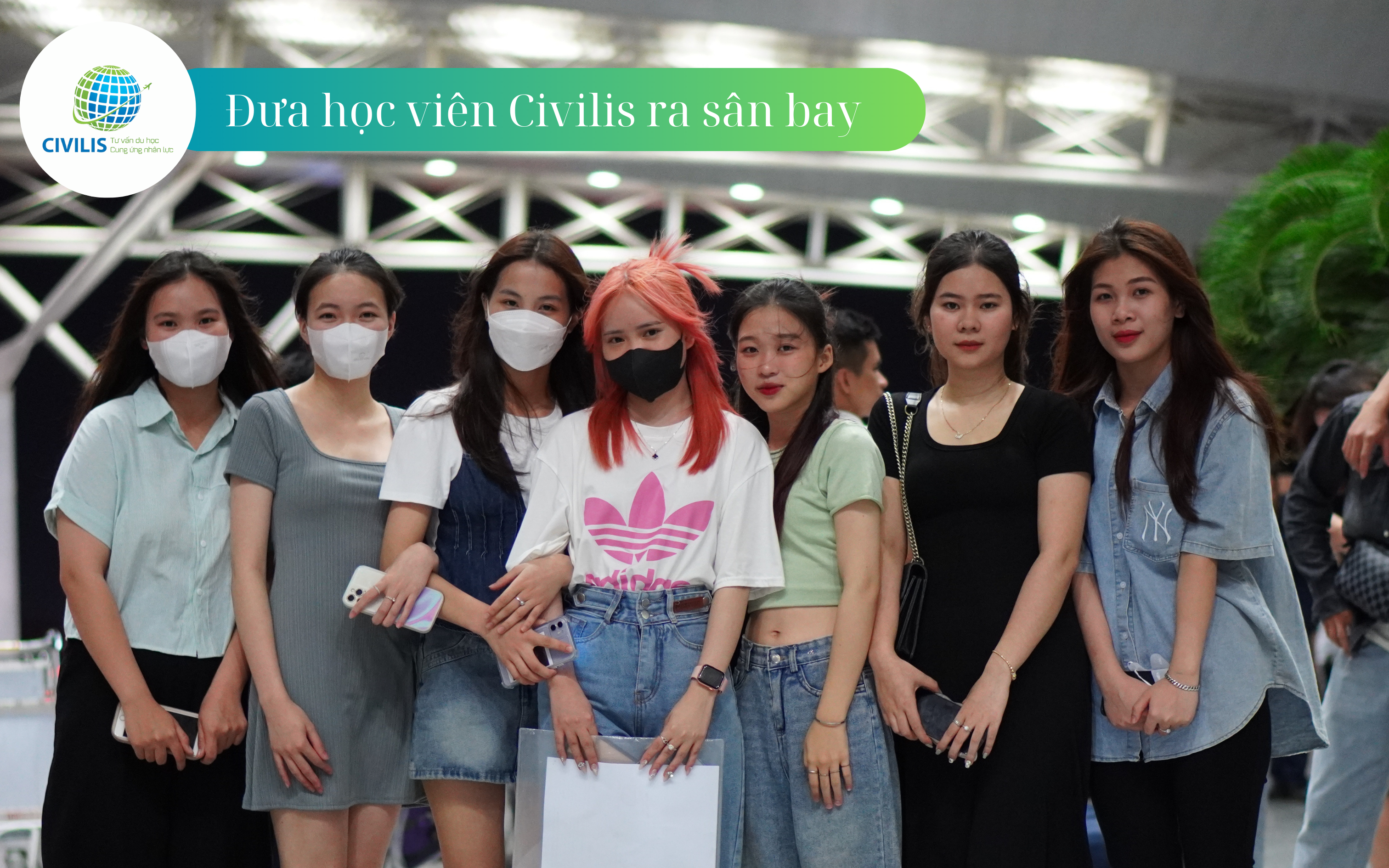 Ảnh chụp đưa tiễn học viên Vũ Thị Thảo ra sân bay