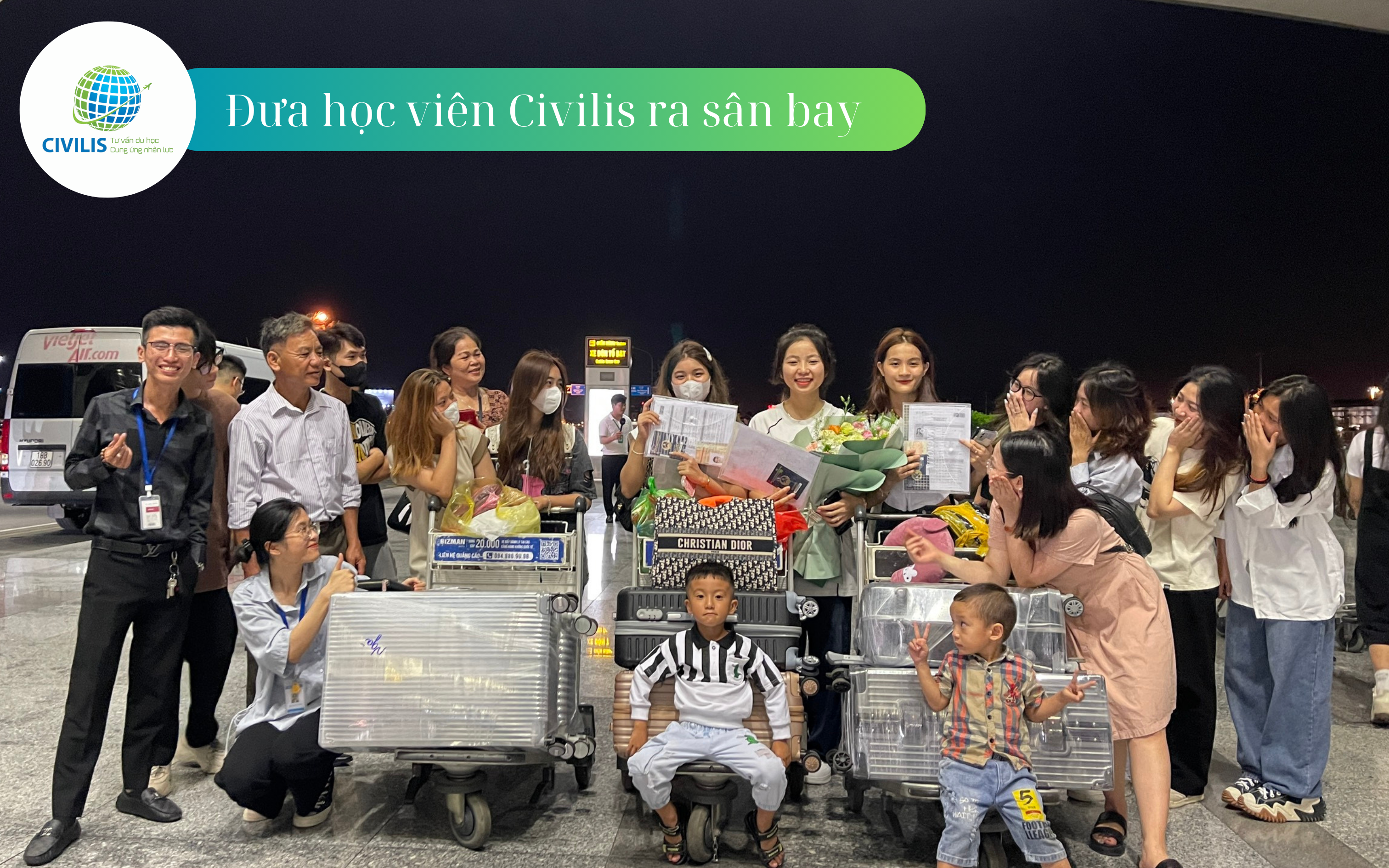 Ảnh chụp đưa tiễn học viên Civilis ra sân bay