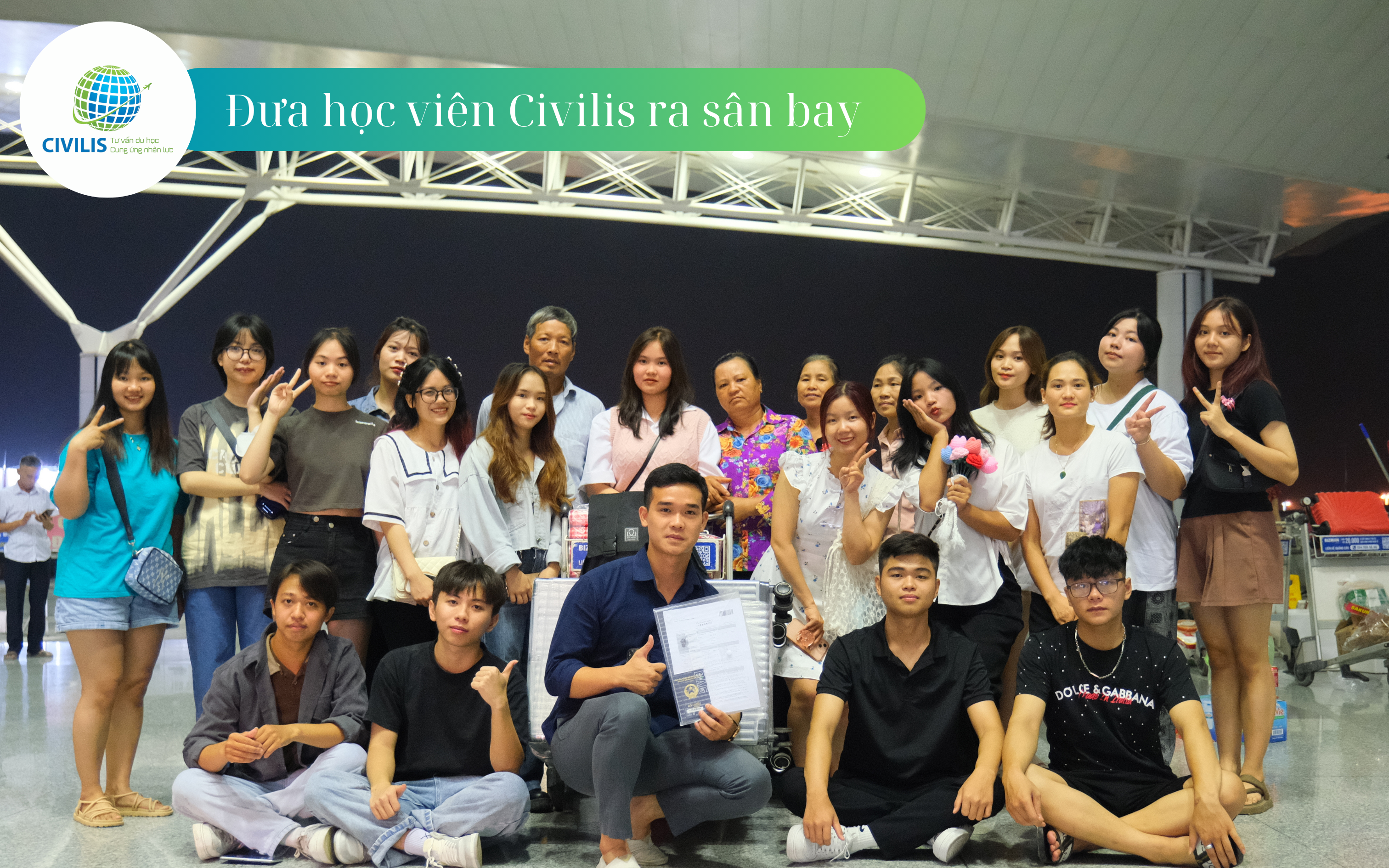 Ảnh chụp đưa tiễn học viên Civilis Nguyễn Thị Linh ra sân bay