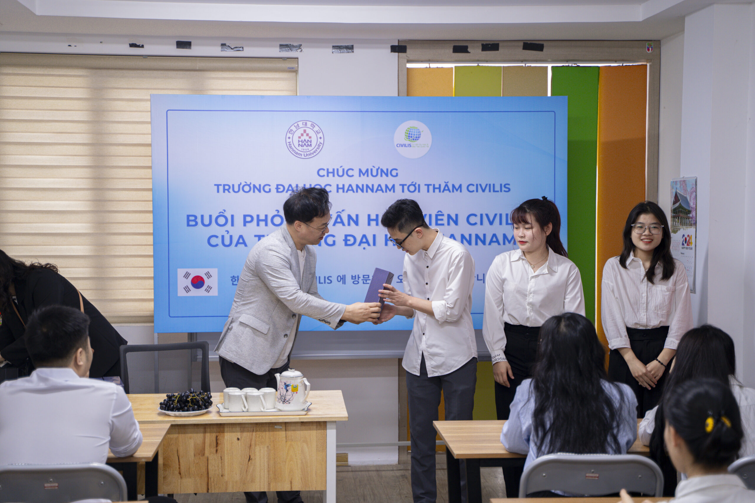 Đại học Hannam tặng quà Civilis