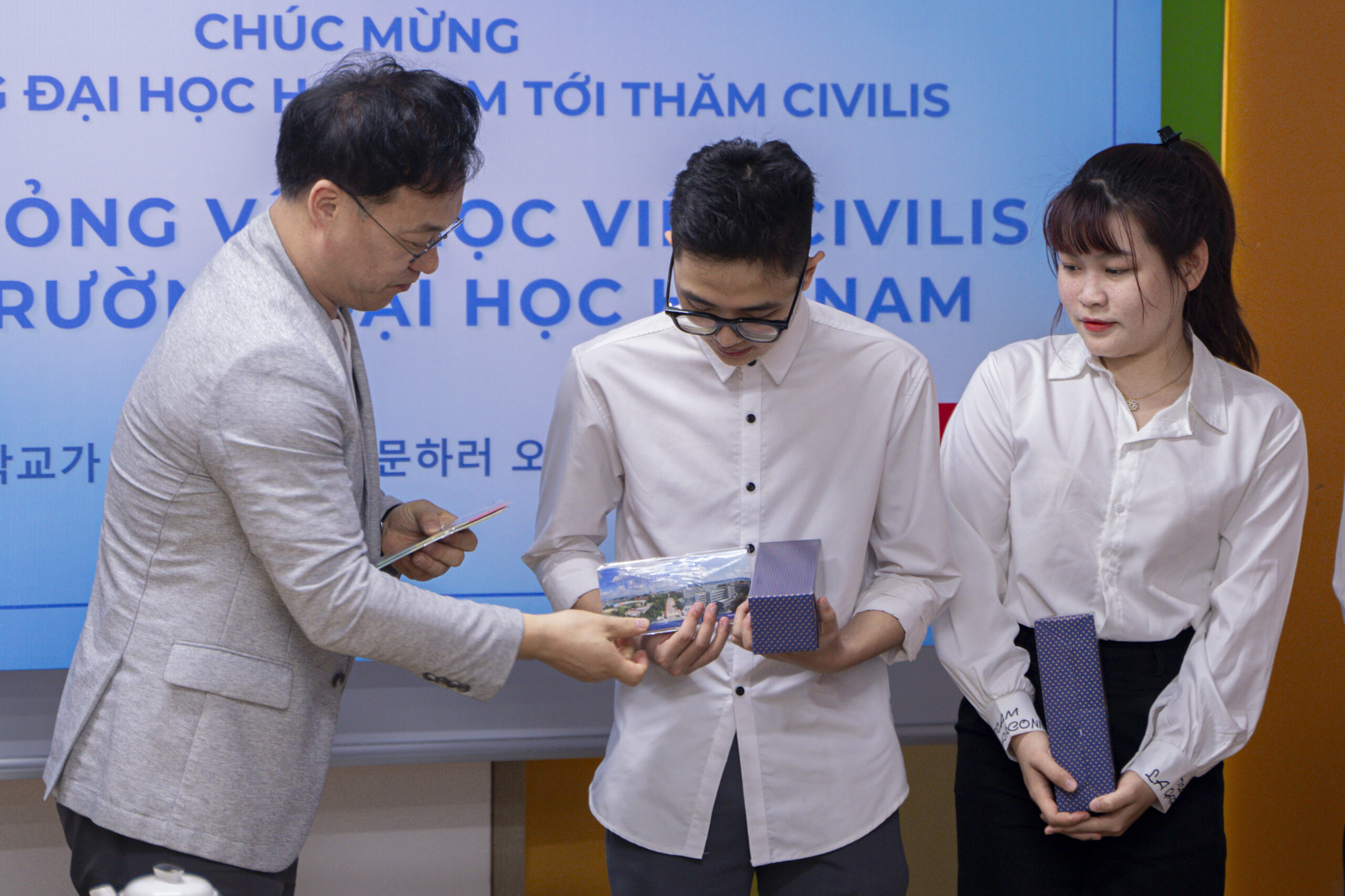 Đại học Hannam tặng quà Civilis