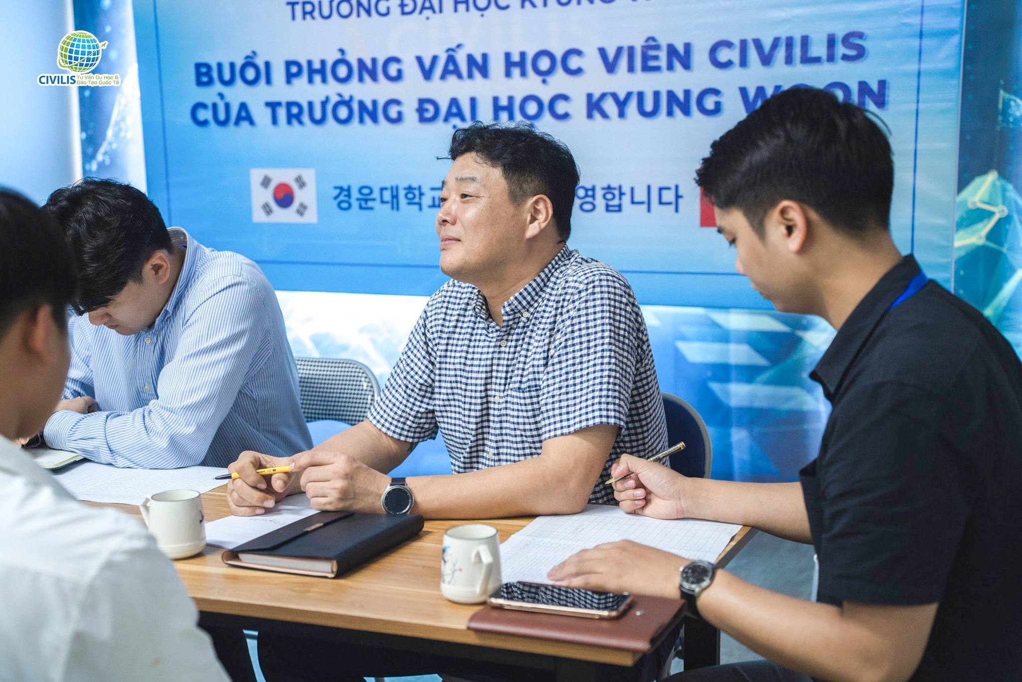 Thầy Park Huyn Kyu ôn luyện phỏng vấn cho học viên Civilis